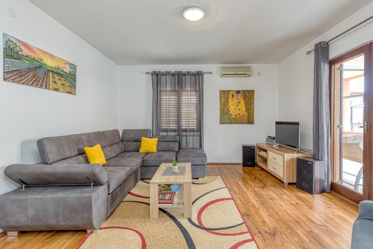 Emanuela With Private Pool Apartment Loborika Ngoại thất bức ảnh