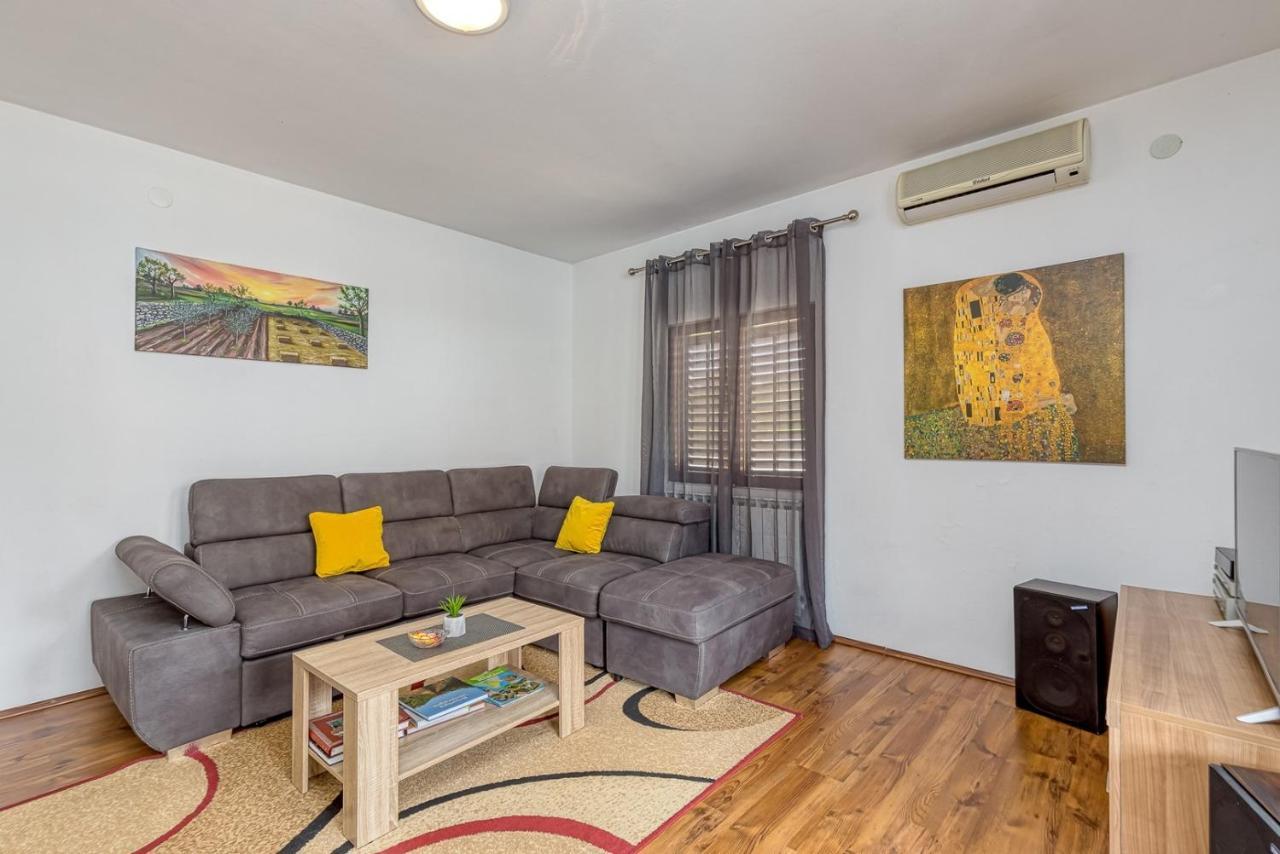 Emanuela With Private Pool Apartment Loborika Ngoại thất bức ảnh